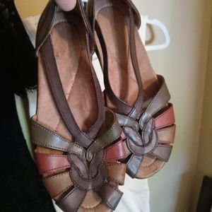 Women's 8.5W Thom McAn Sandals